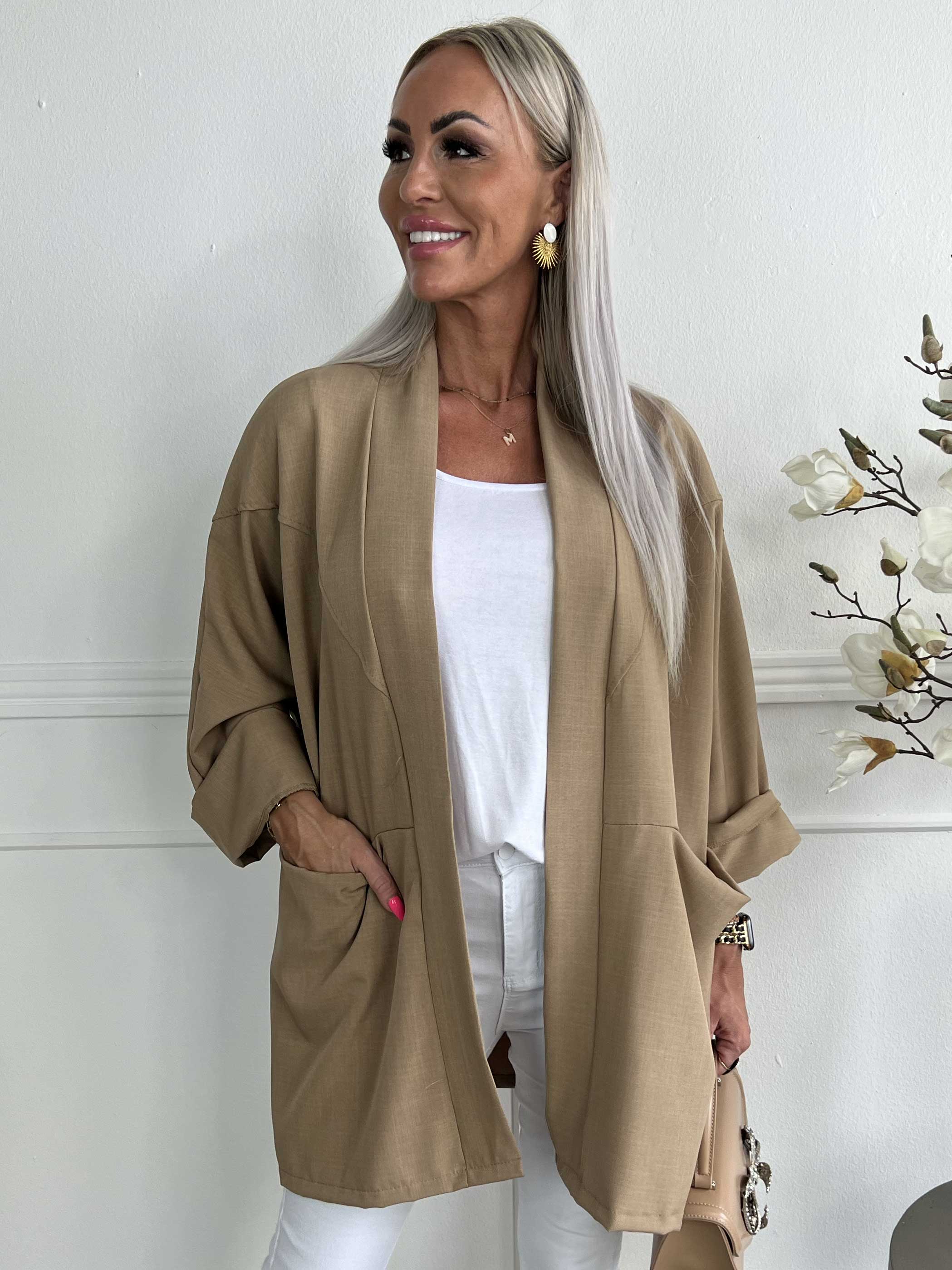 Annah Light Short - Oversized jakke med tydelige syninger og lommer